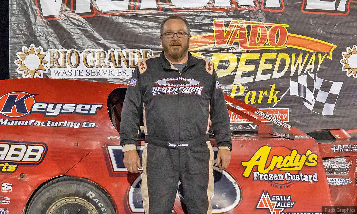 Terry Phillips won the USRA Modified main event.