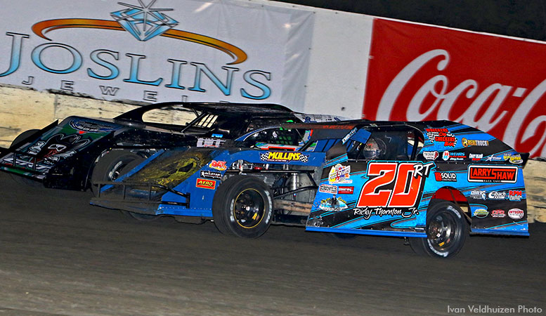 Ricky Thornton (20rt) races to the inside of Johnny Scott during the first of two USRA Modified main events.