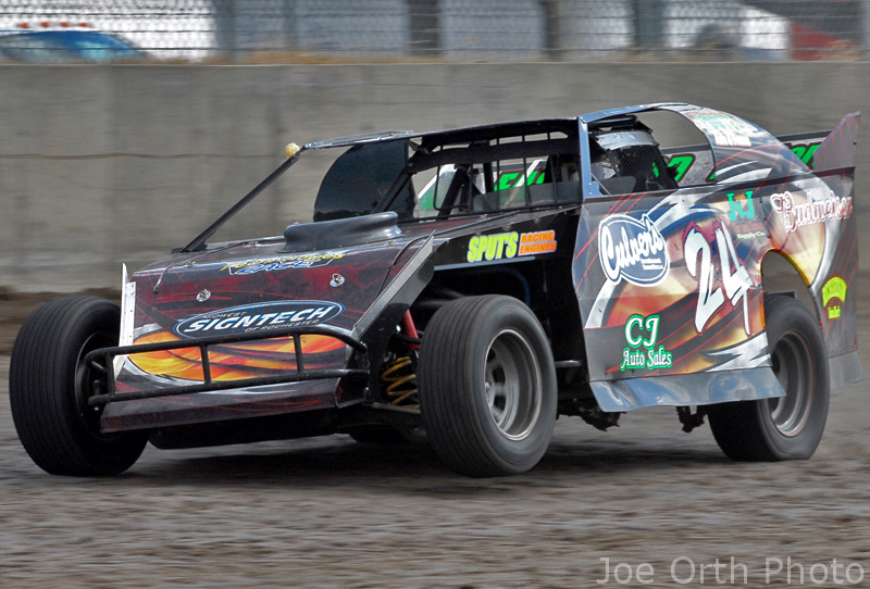 Two-time USRA Casey's General Stores Weekly Racing Series Modified National Champion Brad Waits will be honored for winning his first points title at the track.