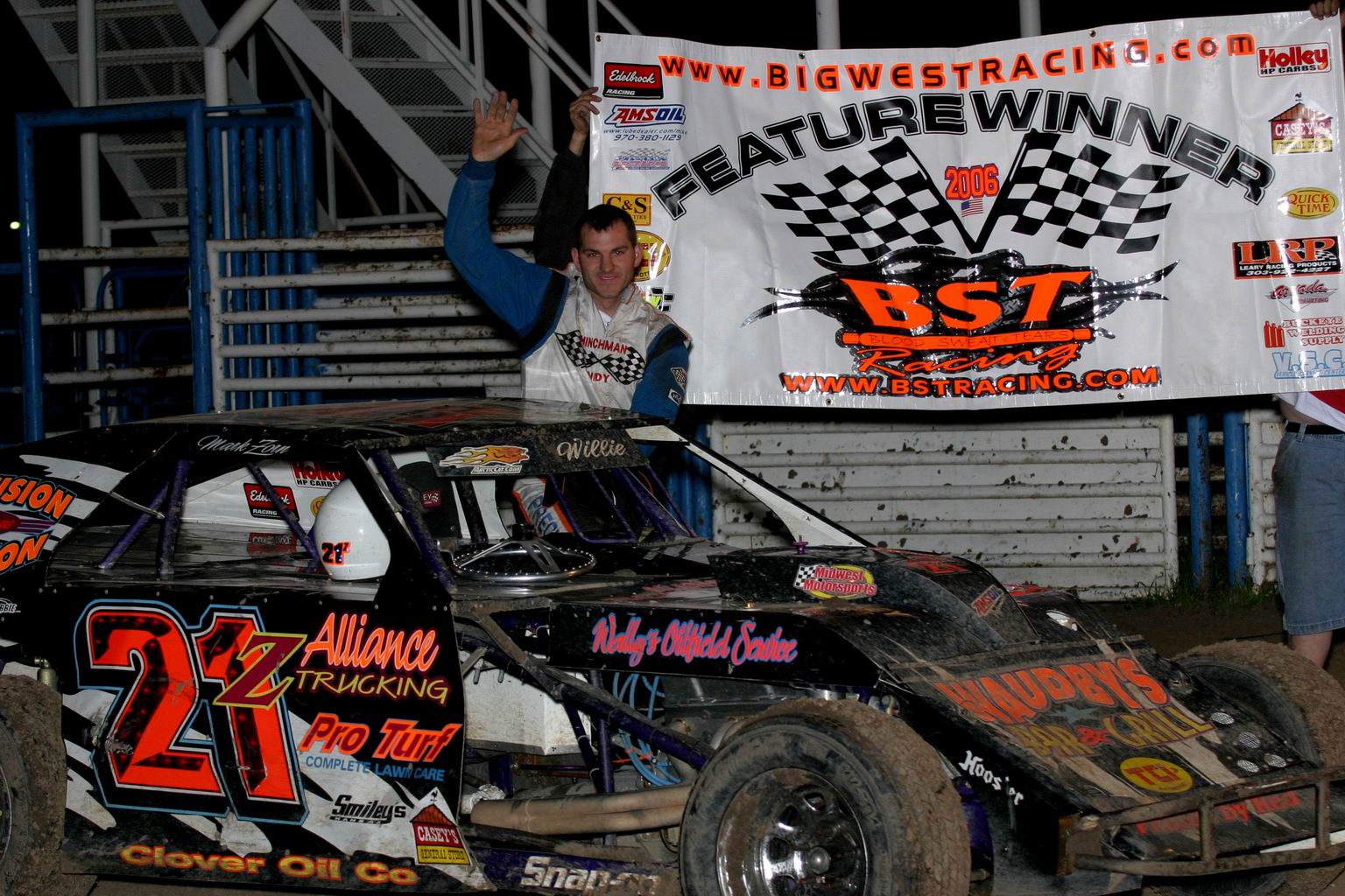 USRA hot shoe Mark Zorn took his Alliance Trucking #21z to the USRA/BST Bigwestracing.com winners circle, earning him valuable points in the USRA Casey's General Stores Weekly Racing Series points chase. (Ron Olds/PRO Sport Photos)