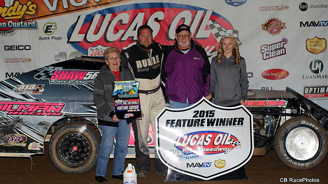 USRA B-Mod feature winner Shawn Strong in victory lane with sponsors Bill and Wanda Gilman.